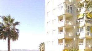 A multi-story hotel with balconies, a well-maintained lawn, and a clear view of the surrounding landscape. - AIR CONDITIONING, FREE WIFI, NE TFLIX, ONLY 2 MINUTES BEACH (Alicante)