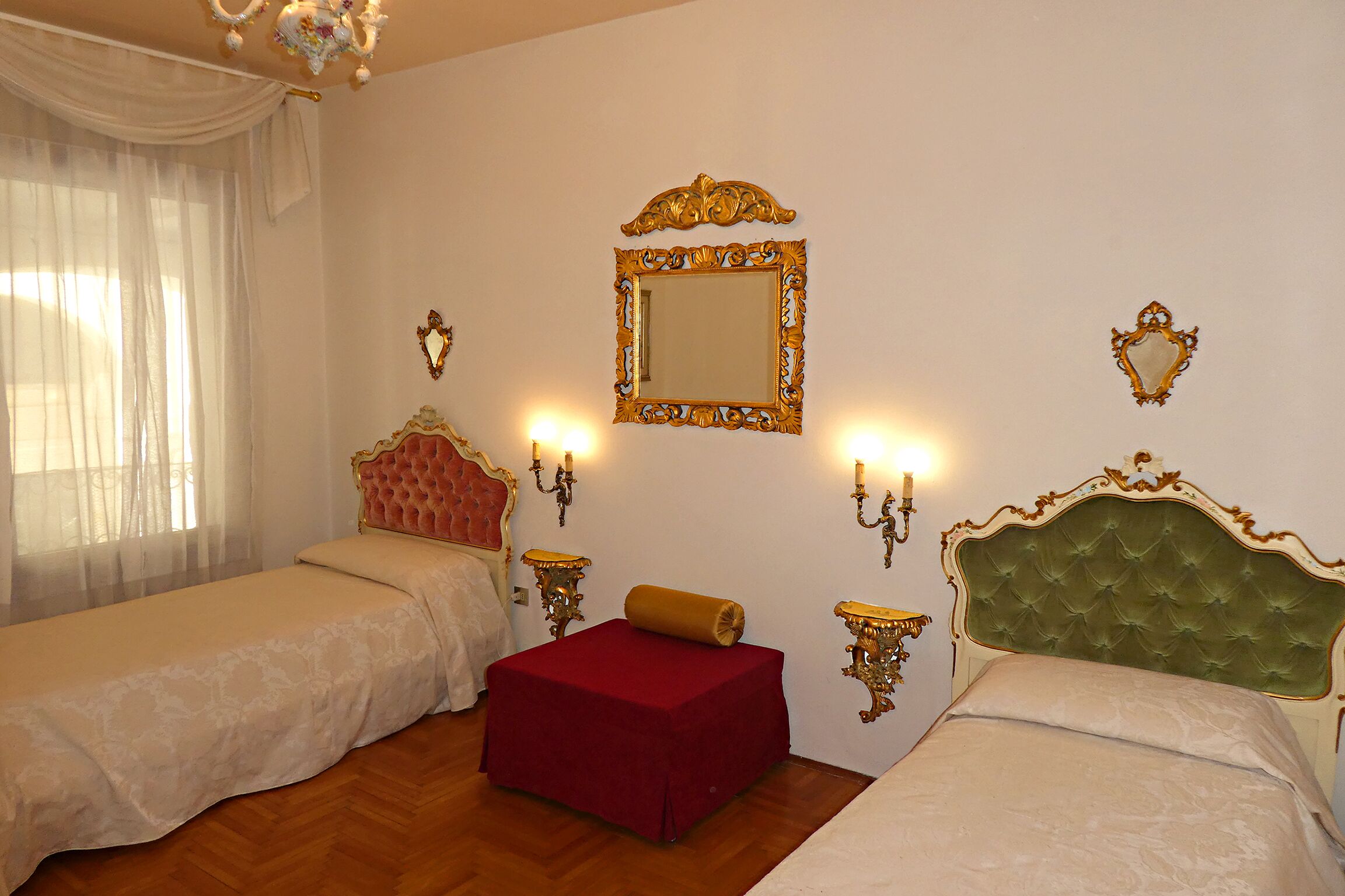 2 Schlafzimmer, Betten mit Memory-Foam-Matratzen, Bügeleisen/Bügelbrett