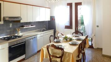 Frigorifero, microonde, forno, piano cottura