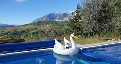 Eingebettet in die bewaldeten Ausläufer des Maiella National Park, Abruzzen, Italien.