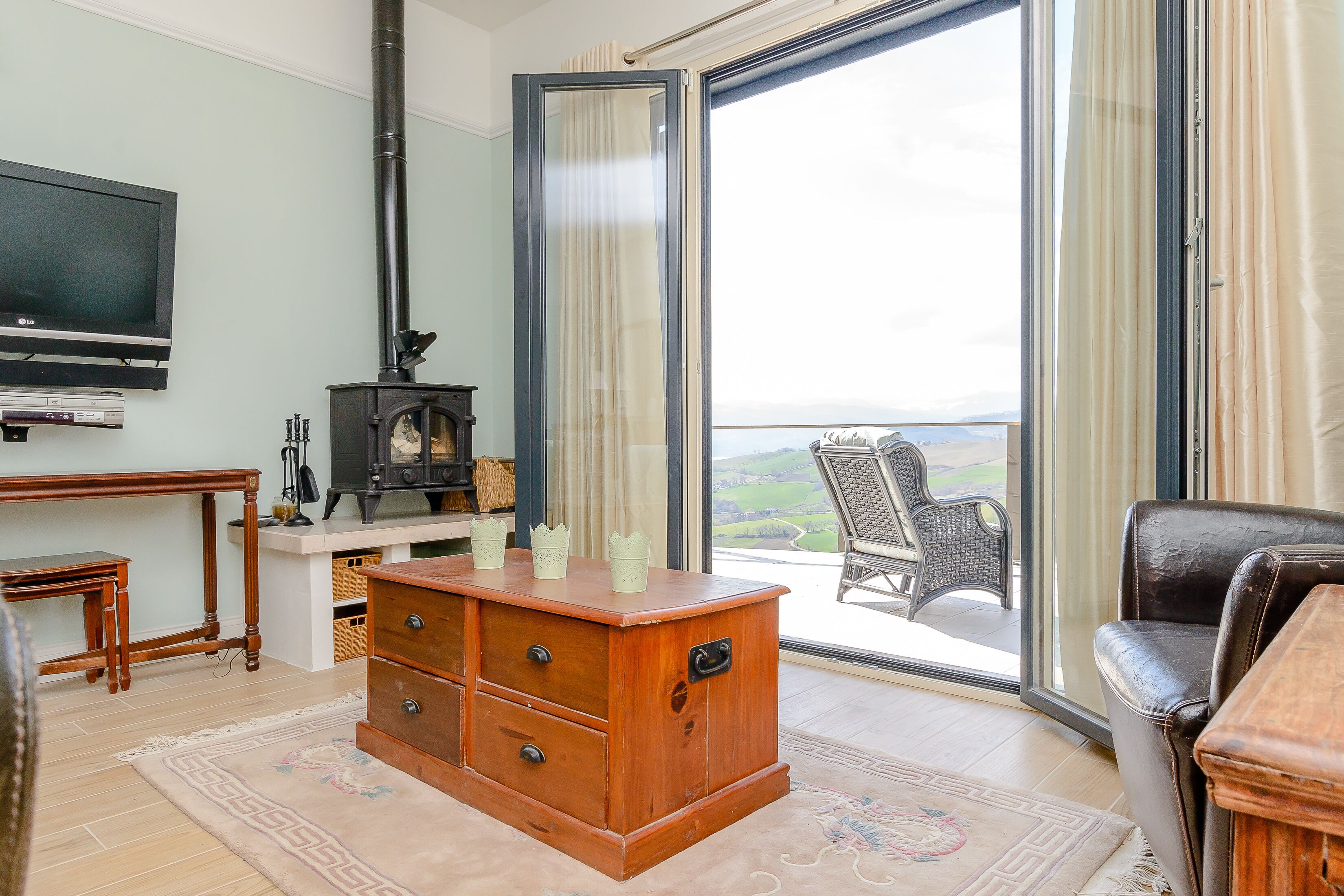 Smart-TV, Kamin, DVD-Player, Bücher