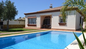 A swimming pool with a house in the background. - Villa with private pool in Pinar de los Franceses (WIFI) (Chiclana De La Frontera)