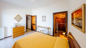 A bedroom with a bed, a dresser, a desk, and a wardrobe. - Apt Emma in Villa Laura near Ravello (scala)