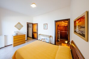 1 bedroom, in-room safe, iron/ironing board, travel cot