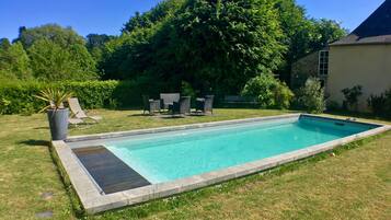 Una piscina al aire libre, una piscina climatizada