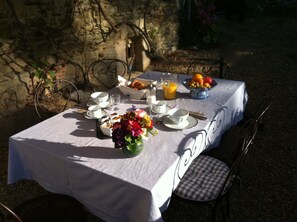 Outdoor dining - bedroom cottage with pool (Ménil)