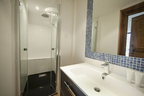 Een douche, een haardroger, handdoeken, zeep