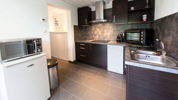 Réfrigérateur, micro-ondes, four, plaque de cuisson