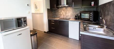 Kylskåp, mikrovågsugn, ugn och spishäll