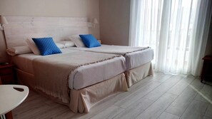 3 soverom, skrivebord, strykejern/-brett og reiseseng for barn