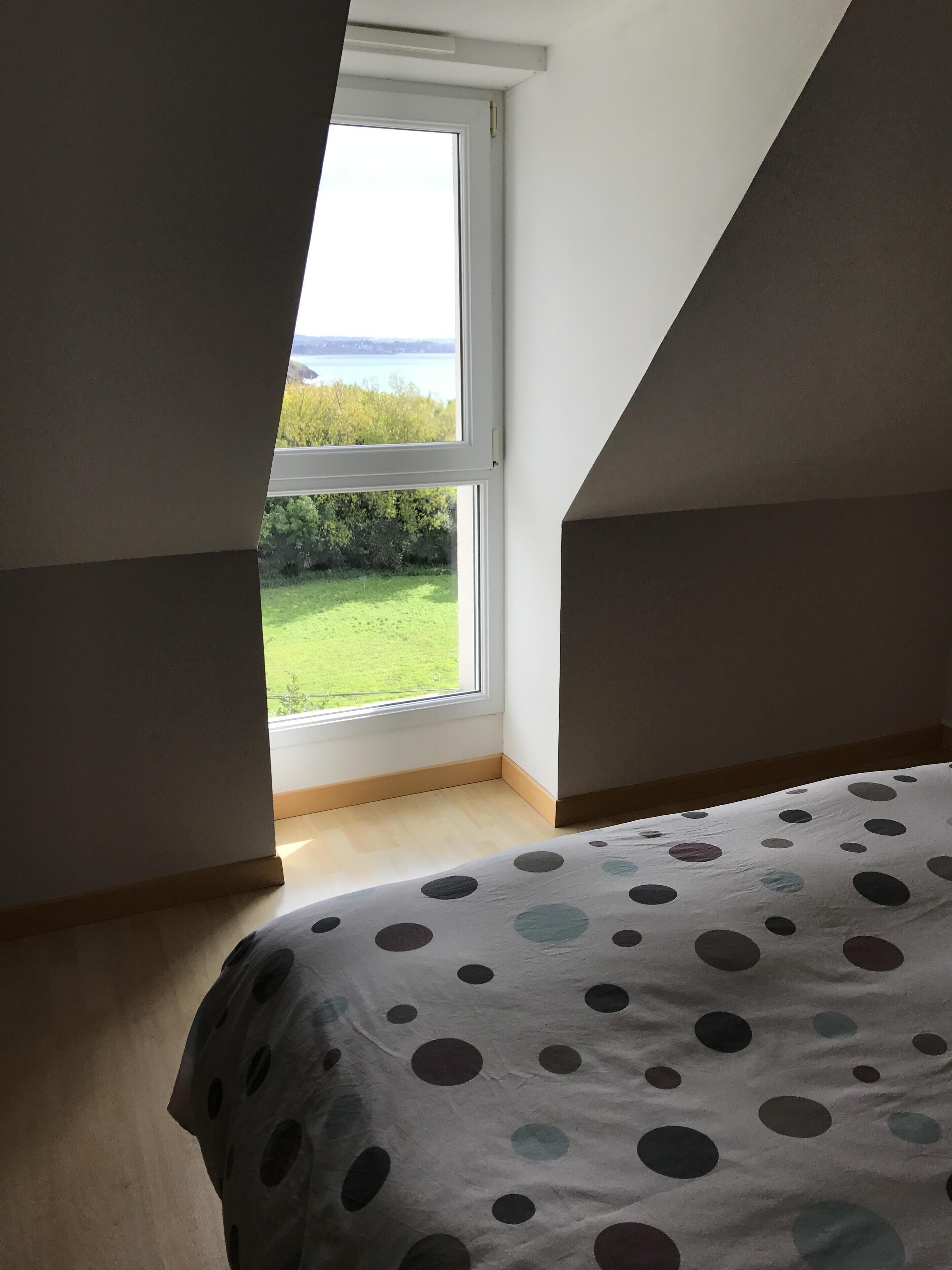 3 soverom, skrivebord, strykejern/-brett og reiseseng for barn