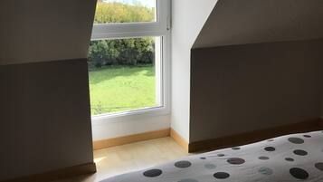 3 soverom, skrivebord, strykejern/-brett og reiseseng for barn