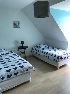 3 slaapkamers, een bureau, een strijkplank/strijkijzer, reisbedje