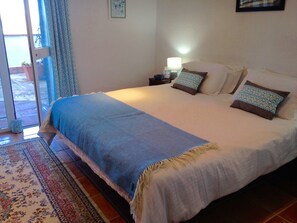 5 bedrooms, in-room safe, desk, iron/ironing board - Casa Valderrama - Beautiful Spacious Villa With Private Pool And Hot Tub.  (La Herradura)