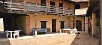 Casa Abuela Tina, ruim met geplaveide patio, bron van bronwater