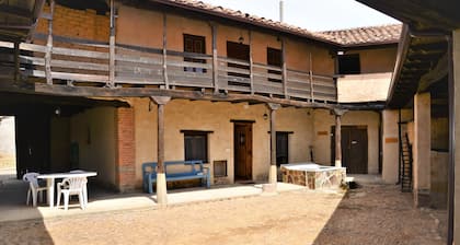 Casa Abuela Tina, spacious with cobblestone patio, source of spring water