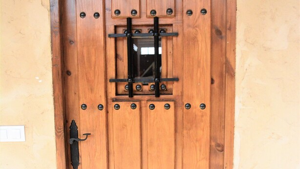 Uma porta de madeira com uma tranca de metal e uma janela.