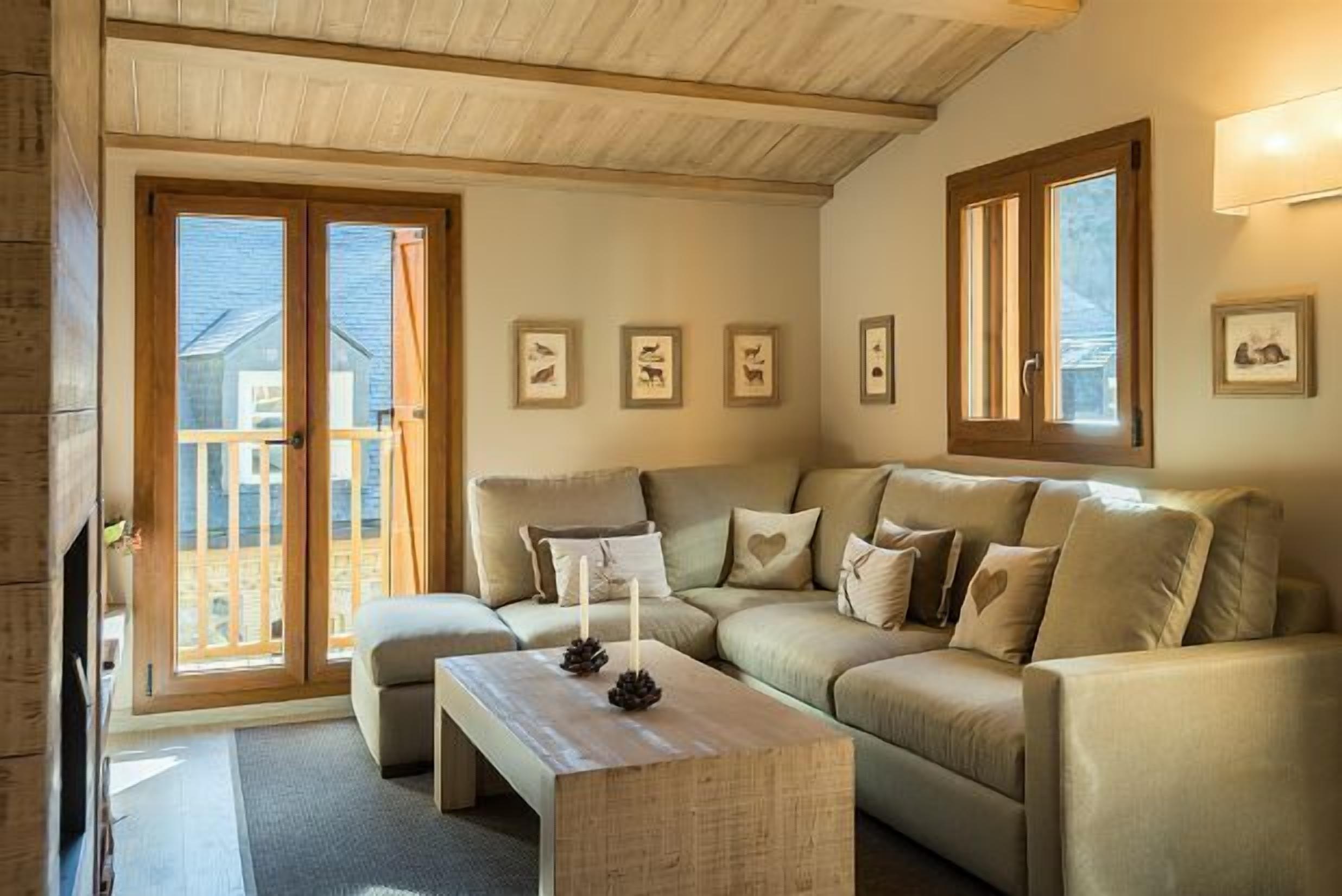 Een televisie en een open haard