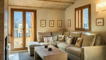 Een televisie en een open haard