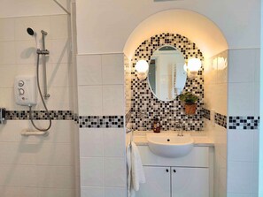 Shower, hair dryer, towels - Victoria Apartment- Super comfy super-king bed (Shanklin)