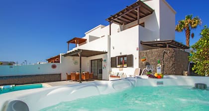 Beautiful Private Villa with Heated Pool, Hot-tub & Panoramic Views