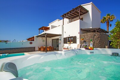  Beautiful Private Villa with Heated Pool, Hot-tub & Panoramic Views