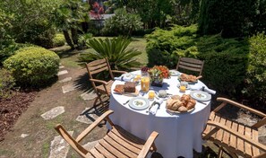 Outdoor dining - Mystical and Charming Villa in Sintra (São Pedro de Penaferrim, Sintra)