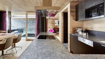 Refrigerador, microondas, horno, placa de cocina