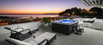 Luxury villa Palladium in the center with * heated pool, * penthouse and * whirlp.