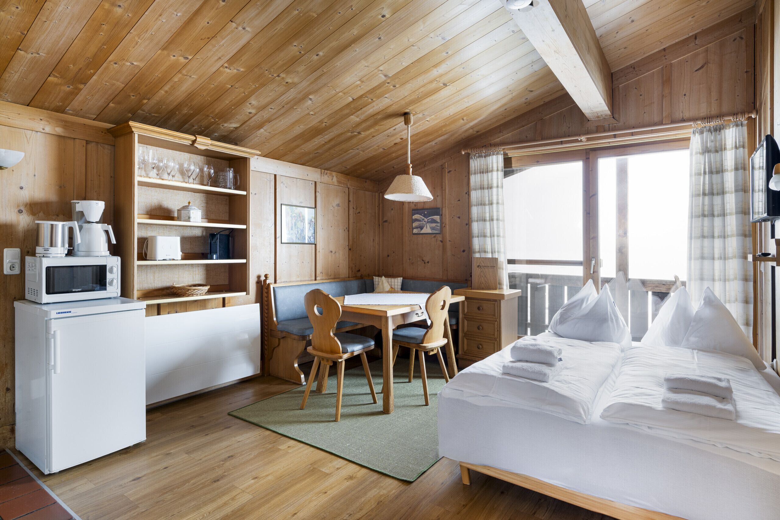 Tabla de planchar con plancha, wifi gratis, ropa de cama