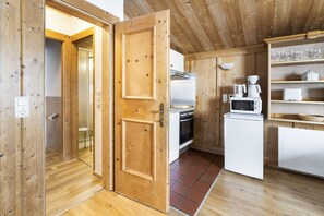 冰箱、微波炉、烤箱、炉灶