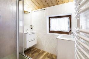 Dusche, Haartrockner, Handtücher, Seife