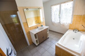 Ensemble baignoire-douche, séchoir à cheveux