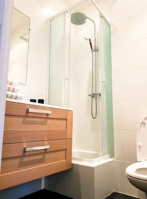 Een haardroger, handdoeken, zeep, shampoo