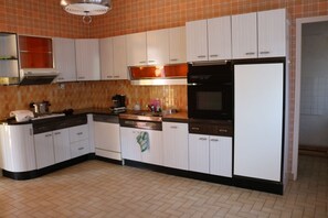 ثلاجة، ميكروويف، فرن، غسالة أطباق