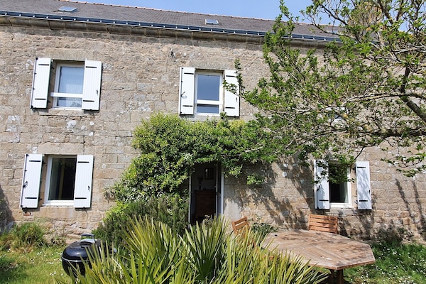 Façade du gîte au sud côté petit jardin