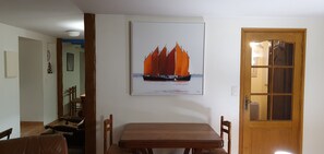 Dining - 17th century farmhouse with large wooded park - quiet and charming, walking distance to the center (Étel)