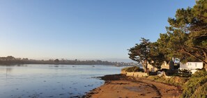Beach nearby - 17th century farmhouse with large wooded park - quiet and charming, walking distance to the center (Étel)
