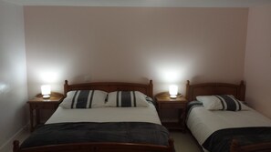 2 bedrooms, iron/ironing board, travel cot, free WiFi - 17th century farmhouse with large wooded park - quiet and charming, walking distance to the center (Étel)
