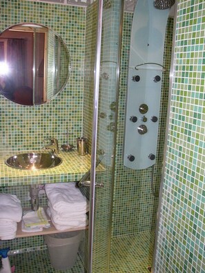 Combined shower/tub, hair dryer, towels, soap