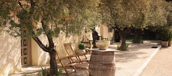 House for rent in Provence for 4 people with large swimming pool.