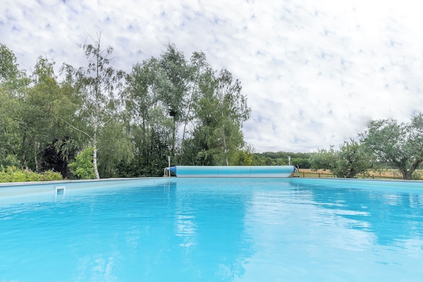 Een buitenzwembad, een verwarmd zwembad