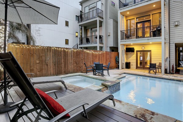 Een verwarmd zwembad