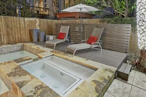 Tina de hidromasaje al aire libre