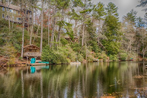Mirror Lake Red Door Guest sur Mirror Lake et à 2 km de la rue principale!