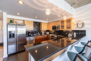 Refrigerador, microondas, horno y parrilla de estufa