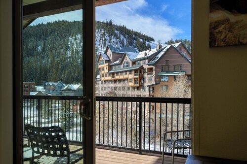 Front Corner at Base: 3 King Beds, Deck, Views