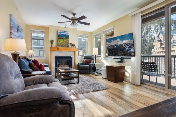 Televisión y chimenea 