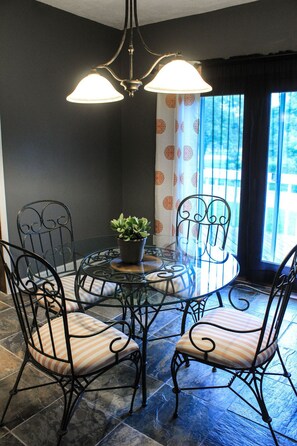 Dining - Dartt's Park Flat (Owatonna)