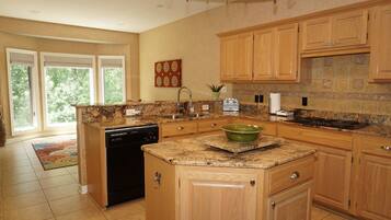 雪櫃、微波爐、焗爐、爐具